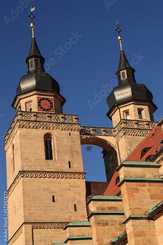 Bayreuth; Turmpaar mit Brücke der spätgotischen Stadtkirche Heilig Dreifaltigkeit