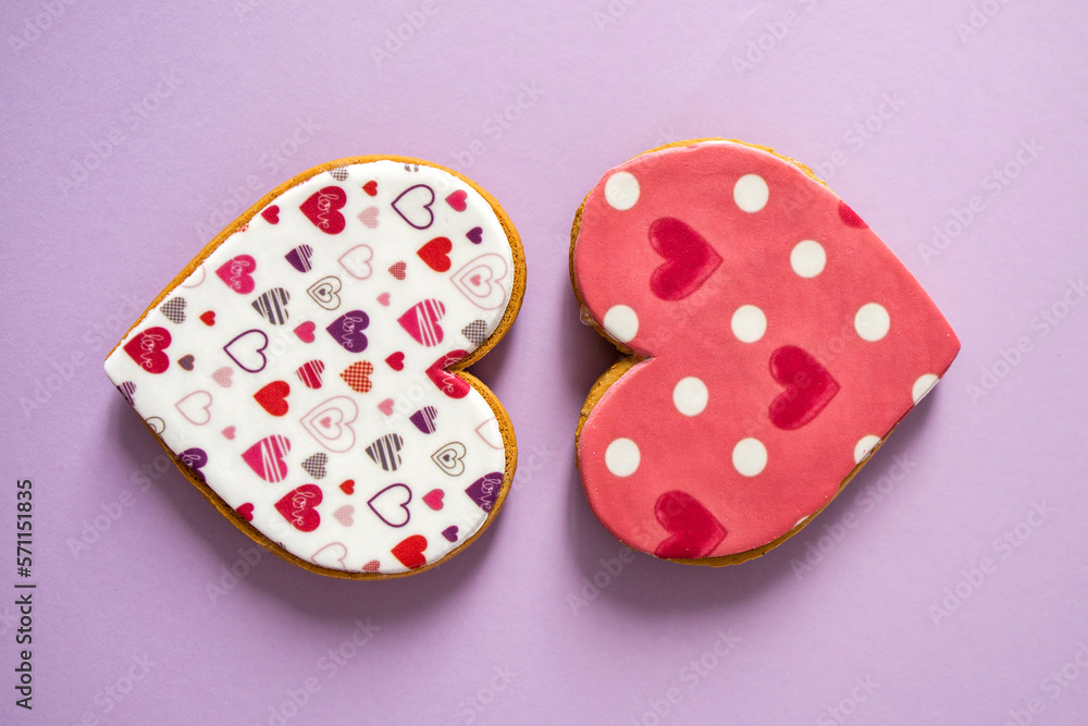 Gingerbread heart. Spring mood. Pastel colors. Delicious gingerbread on a light lilac color background. Sweet treats for lovers. Heart-shaped honey cake. Gingerbread heart. Spring mood. Pastel colors. Delicious gingerbread on a light lilac color background. Sweet treats for lovers. Heart-shaped honey cake.