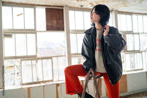 古着の赤いパンツを履いてポージングをする日本人女性