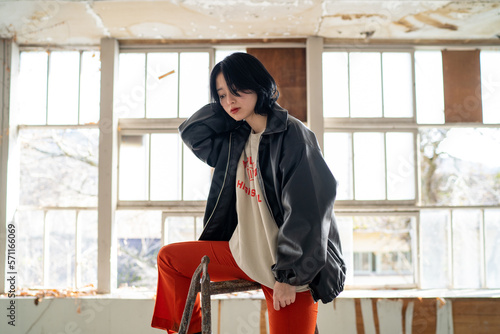 古着の赤いパンツを履いてポージングをする日本人女性2