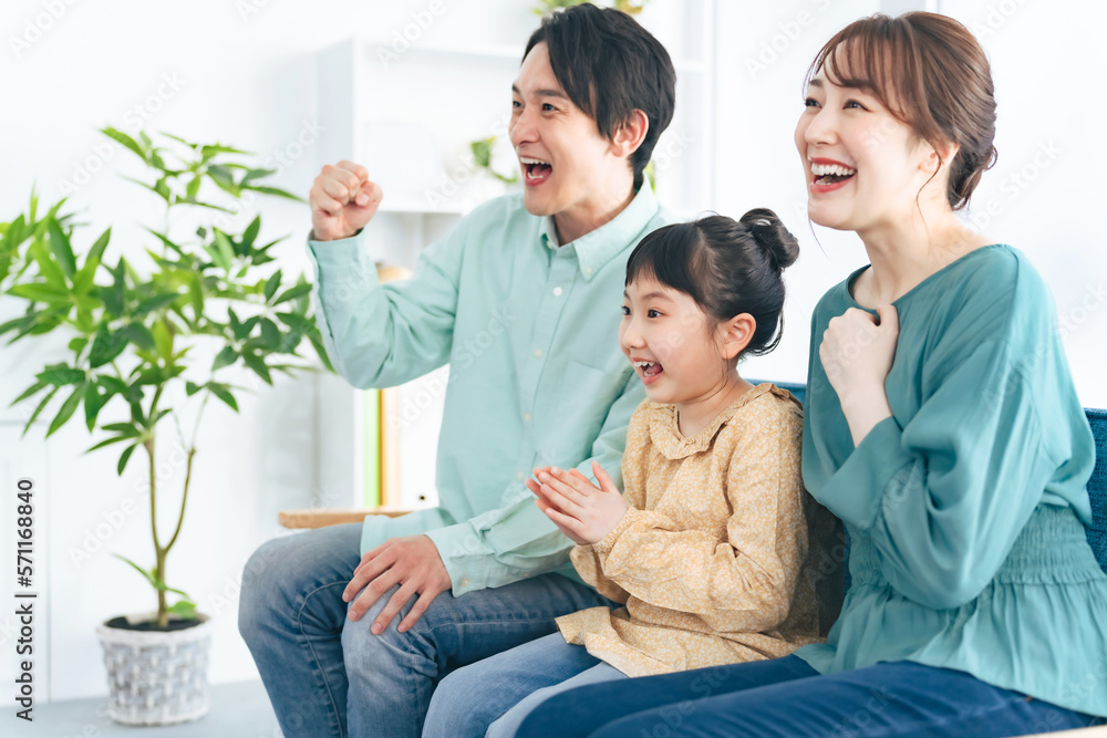 Obraz premium テレビを見て興奮する親子