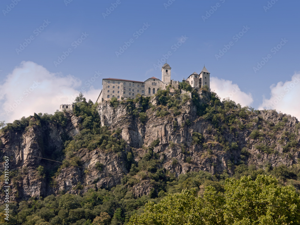 das südtiroler Kloster Säben liegt hoch über dem Ort Klausen auf einem Berg 