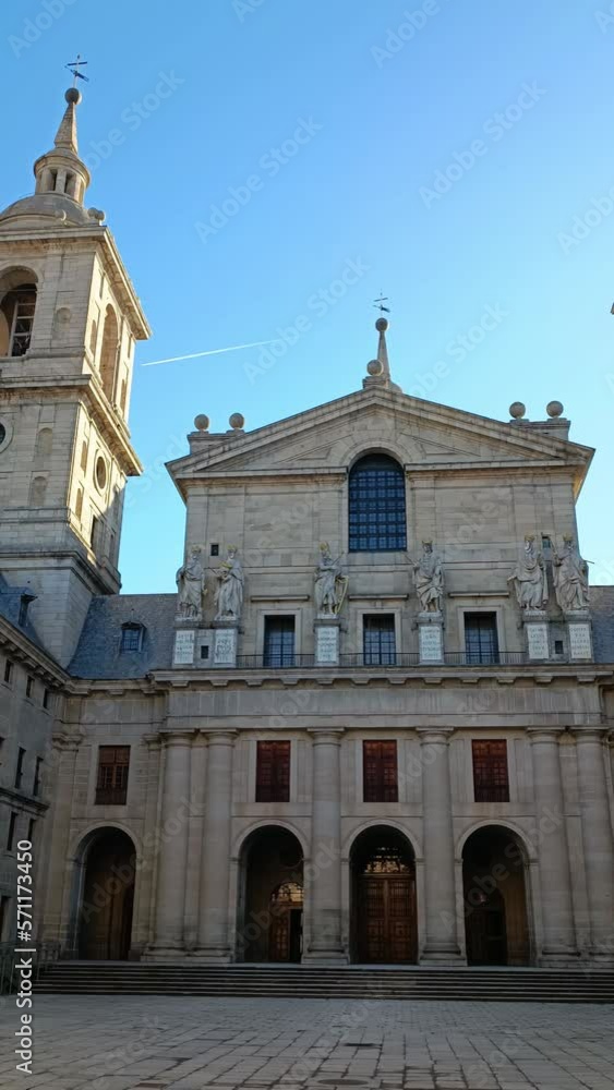 Video vertical entrada a la basílica del real monasterio de San Lorenzo de El Escorial, siglo XVI, España Video vertical entrada a la basílica del real monasterio de San Lorenzo de El Escorial, siglo XVI, España