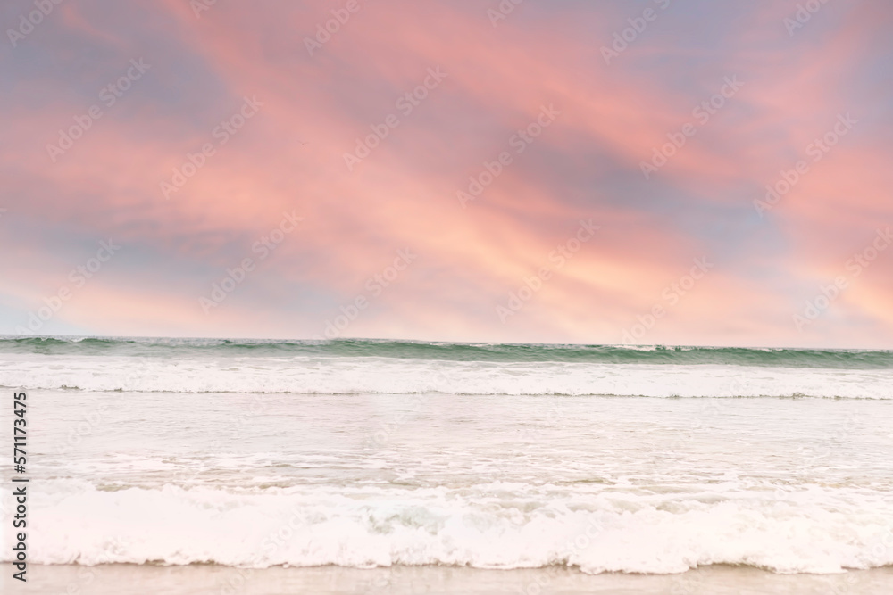 Fototapeta premium Pink sunset over the ocean waves