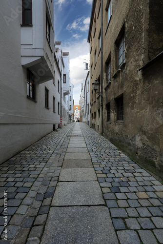 Spaziergang durch die historische Altstadt der schw  bischen Fugger Metropole Augsburg am Lech in Bayern  Deutschland.