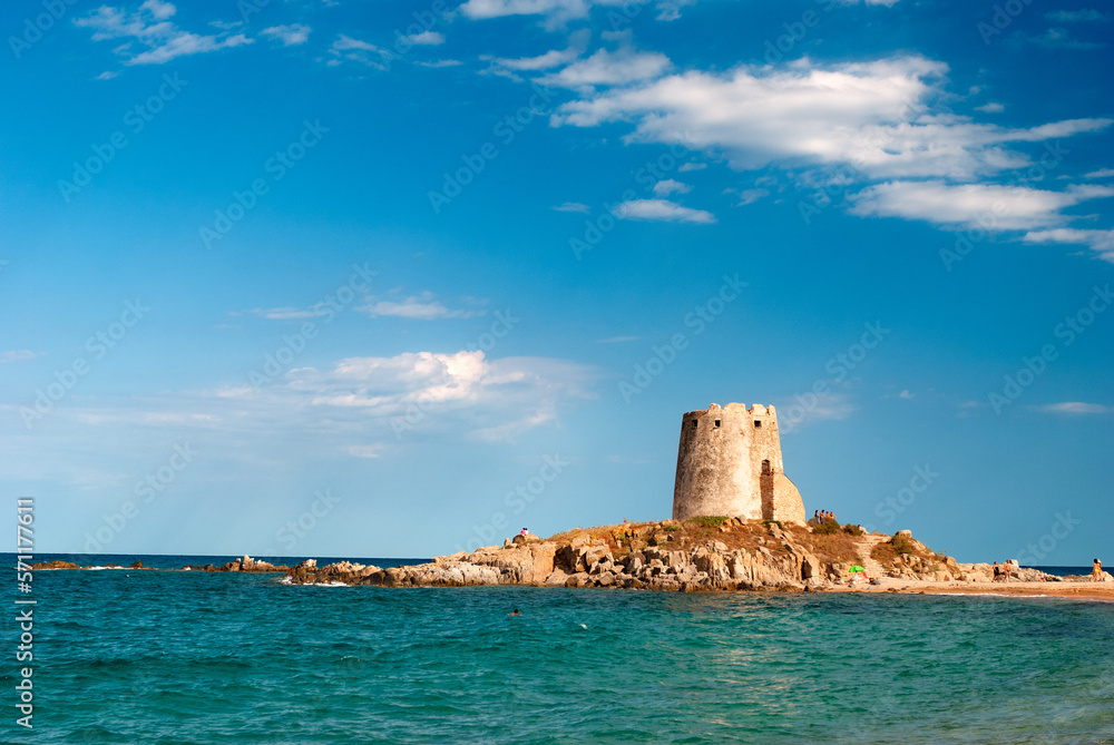 Sardegna, vista della costa e dell'antica torre di Barì, a Barisardo, Italia, Europa 