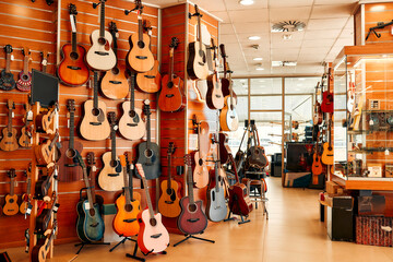 Fotobehang Muziekwinkel Sfeervolle muziekinstrumentenwinkel met gitaren  © Valerii Apetroaiei