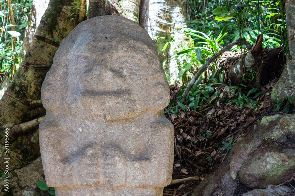 Obraz premium San Agustin (San Agustín), Huila, Colombia : pre-columbian megalithic sculpture on display in the archaeological park, San Agustin. Impressive statue carved with volcanic stone.