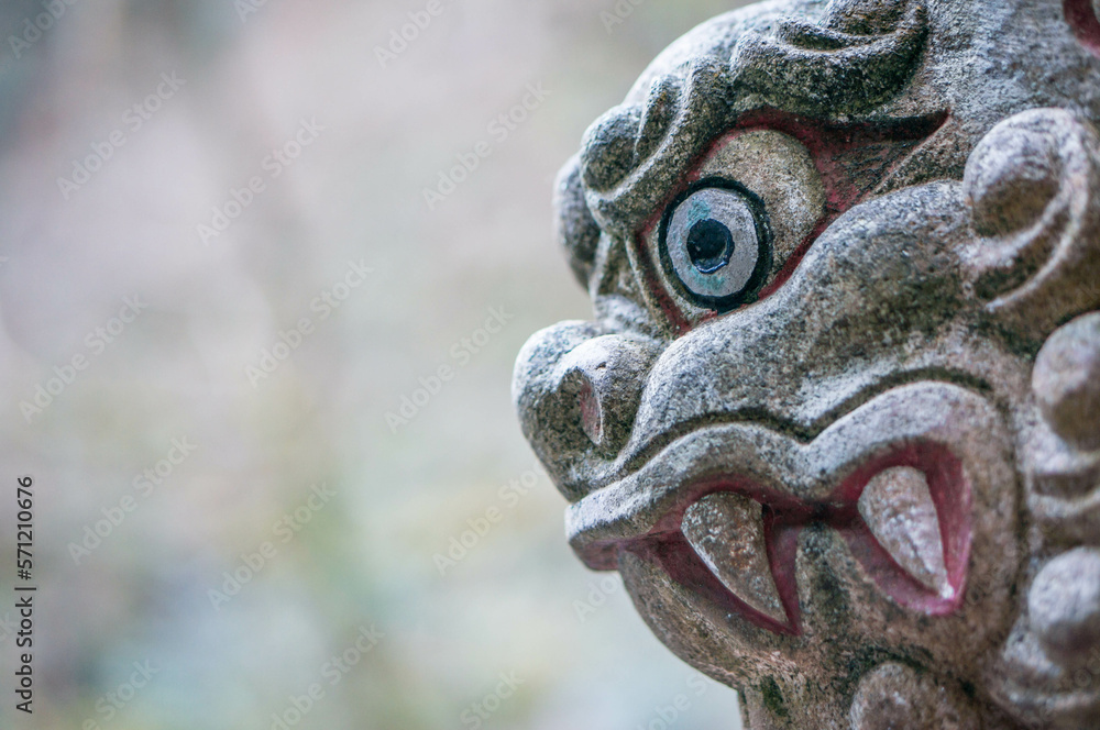 京都 貴船神社を護るユニークな表情の狛犬