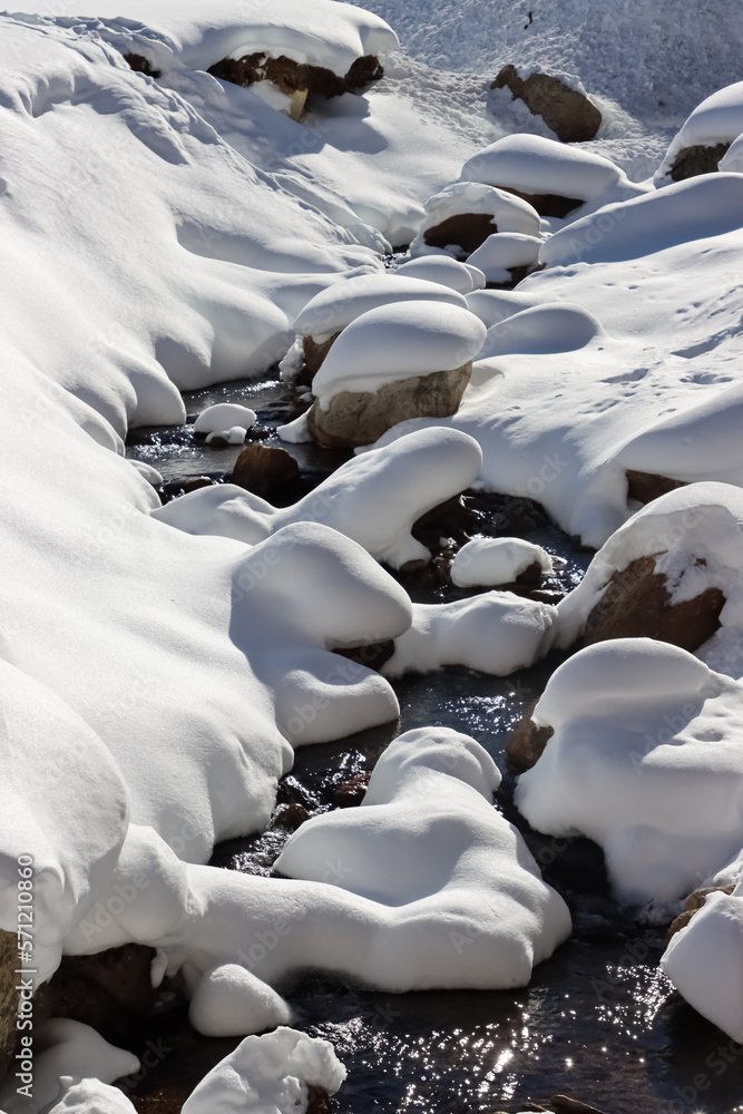 Obraz premium Andorra river with layers of snow.