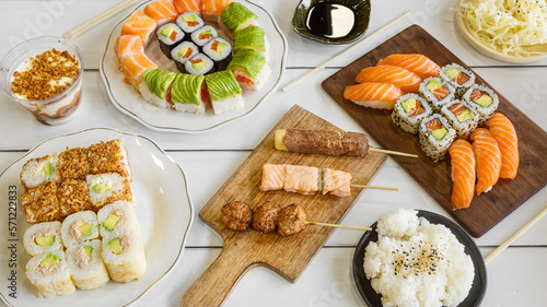 Photos Composition des plats japonais, servie sur fond rustique foncé, vue de dessus