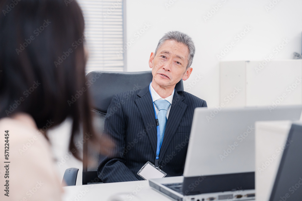 上司に報告をする女性社員