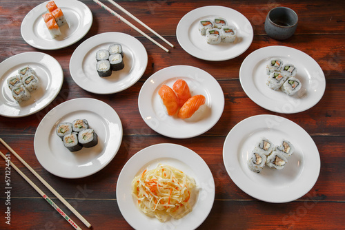 Tableau sur toile Composition des plats japonais, servie sur fond rustique foncé, vue de dessus