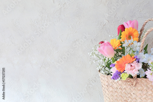かごバッグと春の花 © ChocoLatte