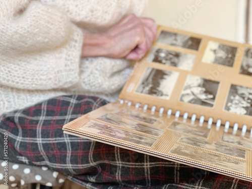 白黒写真のアルバムを見る高齢女性の手