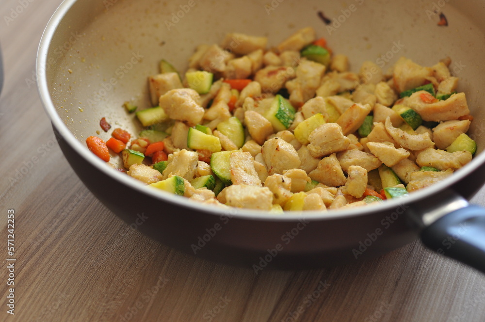 panela com frango picado com legumes panela com frango picado com legumes