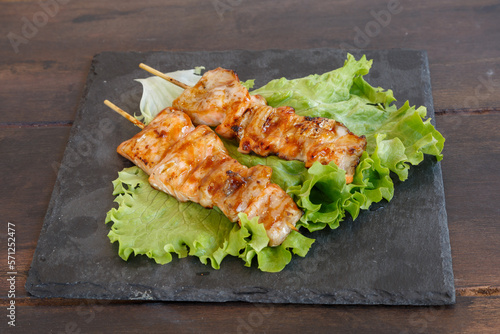Fotografija Brochette de yakitori au saumon sur une ardoise