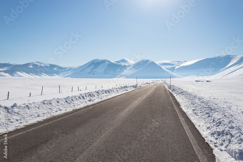Obraz na plátně Winter landscape around Castelluccio di Norcia, Italy