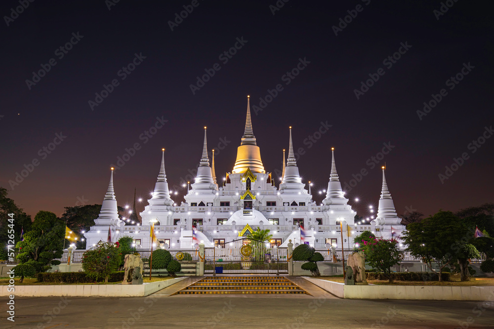Naklejka premium Asokaram Temple, Samut Prakan twilight night Province Important old temple white pagoda