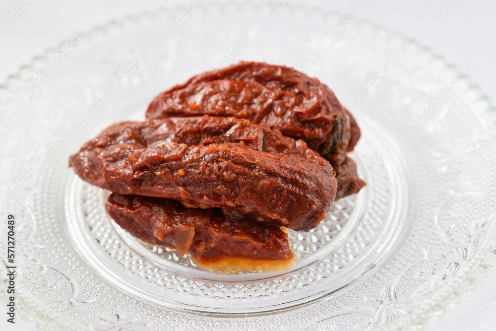白背景のメキシコの唐辛子 チレ・チポトレ(アドボソース漬け) コピースペースあり Mexican chili pepper Chile Chipotle (pickled in adobo sauce) on white background with copy space 白背景のメキシコの唐辛子 チレ・チポトレ(アドボソース漬け) コピースペースあり Mexican chili pepper Chile Chipotle (pickled in adobo sauce) on white background with copy space