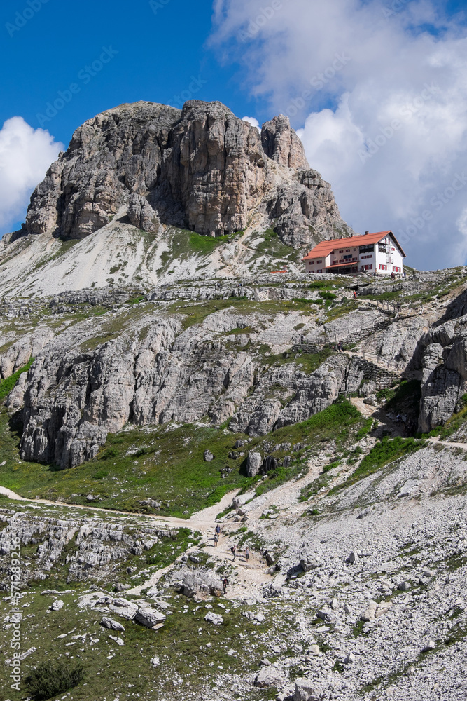 Refugio y montañas en las Dolomitas de Auronzo en el norte de Italia