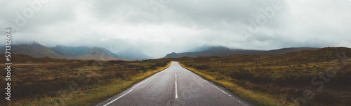 Eine gerade Straße auf der Isle Of Skye in Schottland