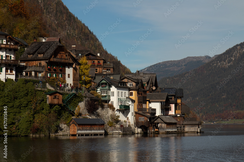Fototapeta premium hallsttat mountain village surrounded by lakes and trees in autumn