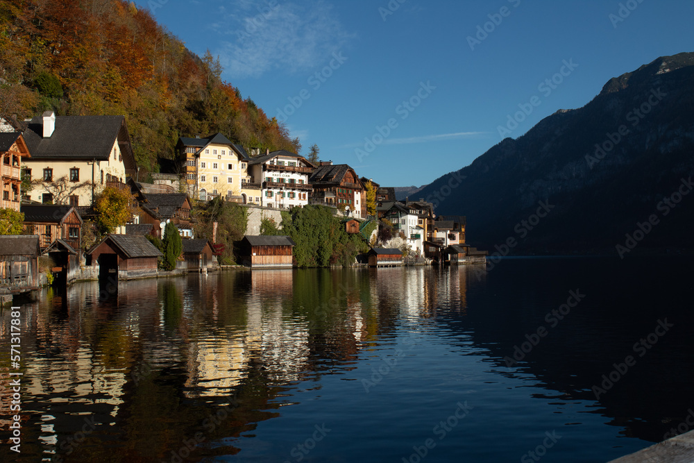 Obraz premium Hallstatt a hilly town with a lake in summer