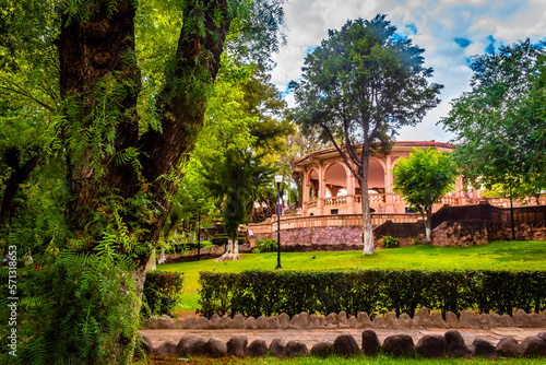 Canvas Print beautiful park with kiosk, and tree in foreground, sierra de alicia park in zaca