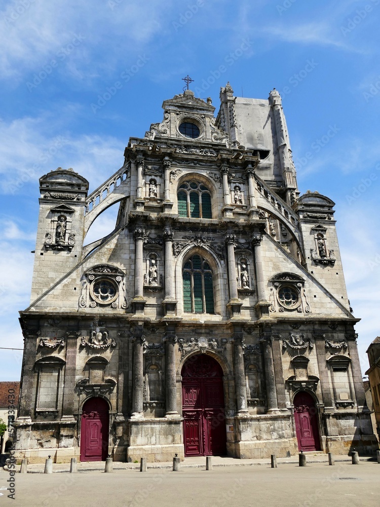La façade de l’église Saint-Pierre à Auxerre