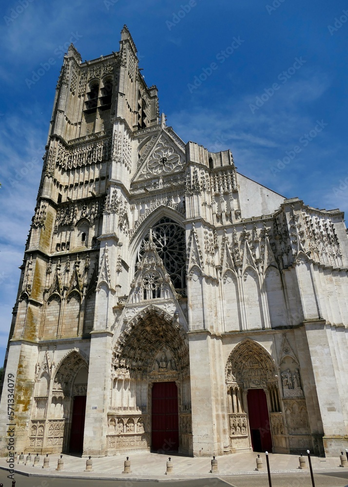 Fototapeta premium La façade de la cathédrale Saint-Etienne à Auxerre
