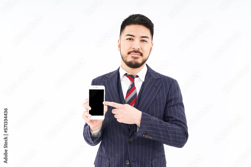 スマートフォンを持つスーツ姿の男性