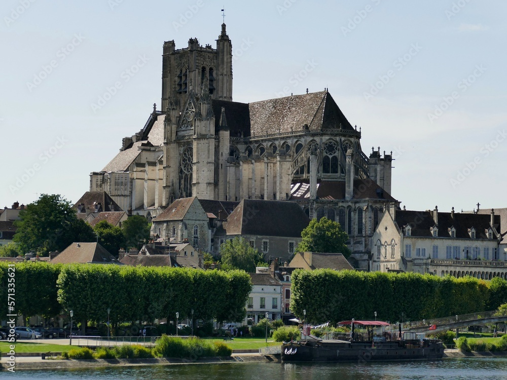 La cathédrale Saint-Etienne dominant les quais de l’Yonne à Auxerre