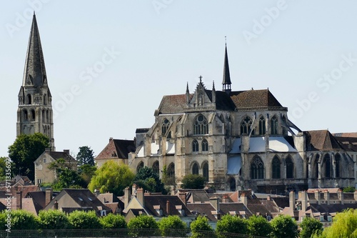 L’Abbaye Saint-Germain dominant les maisons de la ville d’Auxerre 