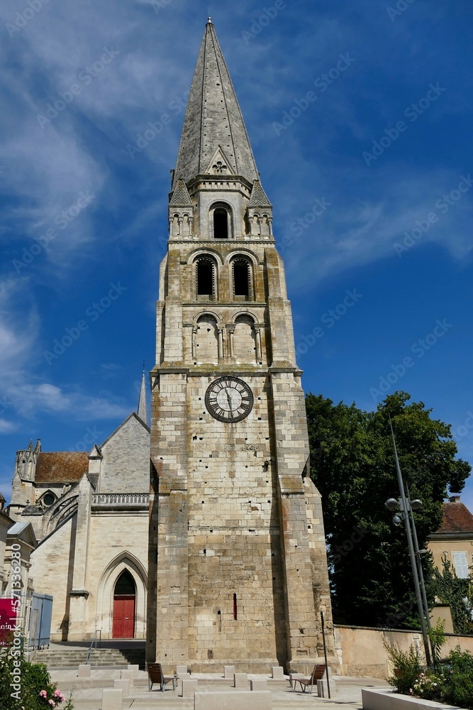 Le clocher de l’église de l’Abbaye Saint-Germain à Auxerre