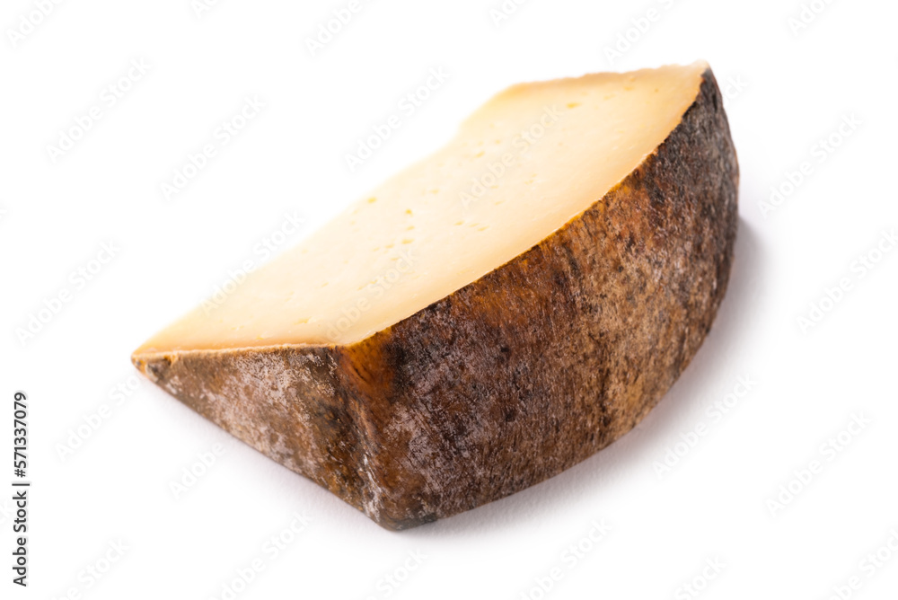 Fetta di pecorino sardo, tipico formaggio italiano isolato su fondo bianco