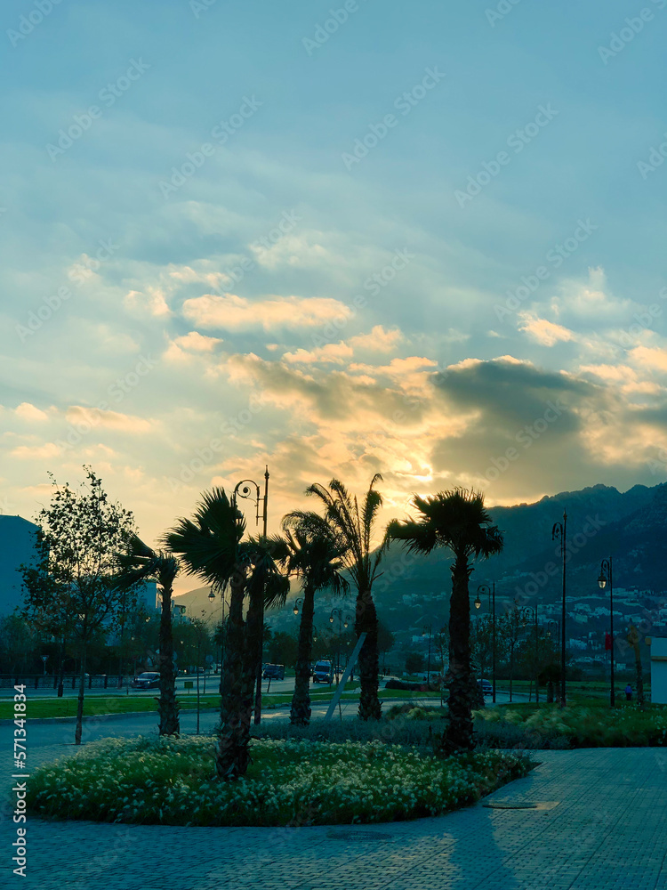 Obraz premium Breathtaking and mesmerizing sunset scene with vivid and radiant colors, painting the sky in a captivating display of light and hues
