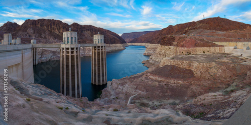 Photographie Hoover Dam with record low water level, shot in Feb 2023