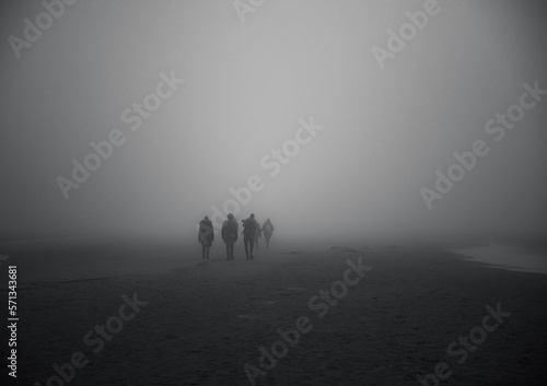Fotografie walking in the fog