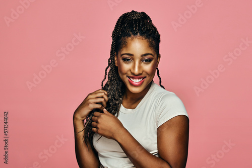 Foto woman with hands on braided hair