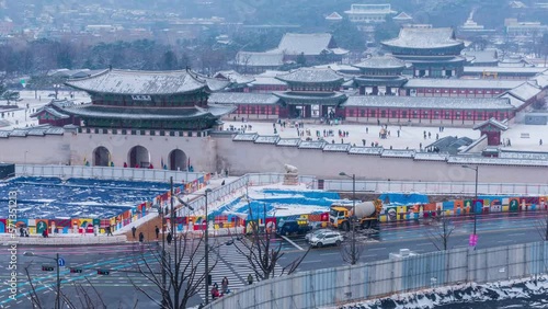Timelapse 4k. Snow Geyongbokgung Palace and daytime traffic in snow in Seoul, South Korea. ( Zoom in ) photo