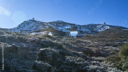 Telescopios en un paisaje invernal photo