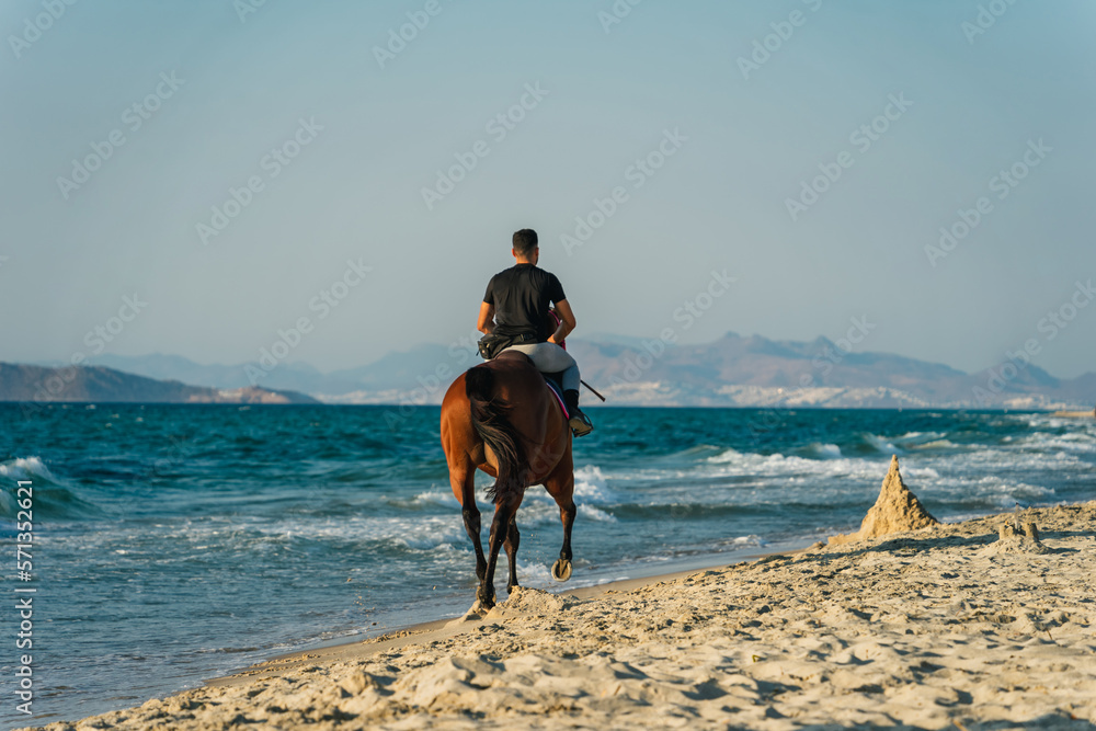  mężczyzna na koniu nad plaży - obrazy, fototapety, plakaty 