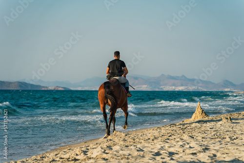  mężczyzna na koniu nad plaży