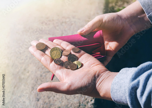 Obraz na płótnie Red purse and coins in female hands, selective focus.