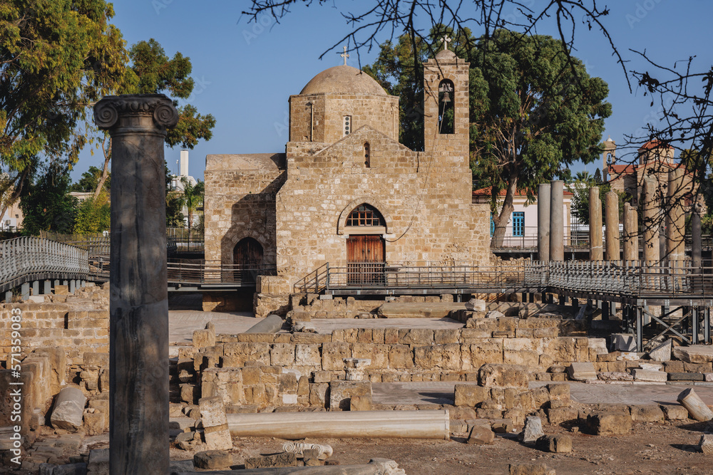 Fototapeta premium Agia Kyriaki Chrysopolitissa Church and remains of Atrium in Chrysopolitissa archeological complex in Paphos city, Cyprus island country