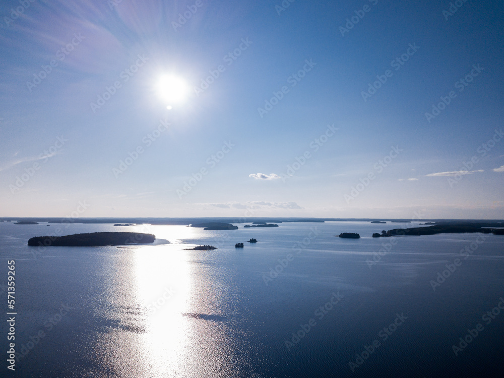 Obraz premium Lake landscape with bright sun
