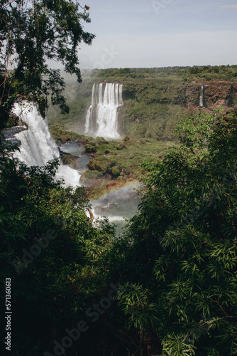Cataratas do Igua  u e Rio Paraguai com c  nions e cachoeiras    rvores e arco iris no meio da floresa