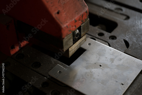 Work that cuts stainless steel material with corner shirring 