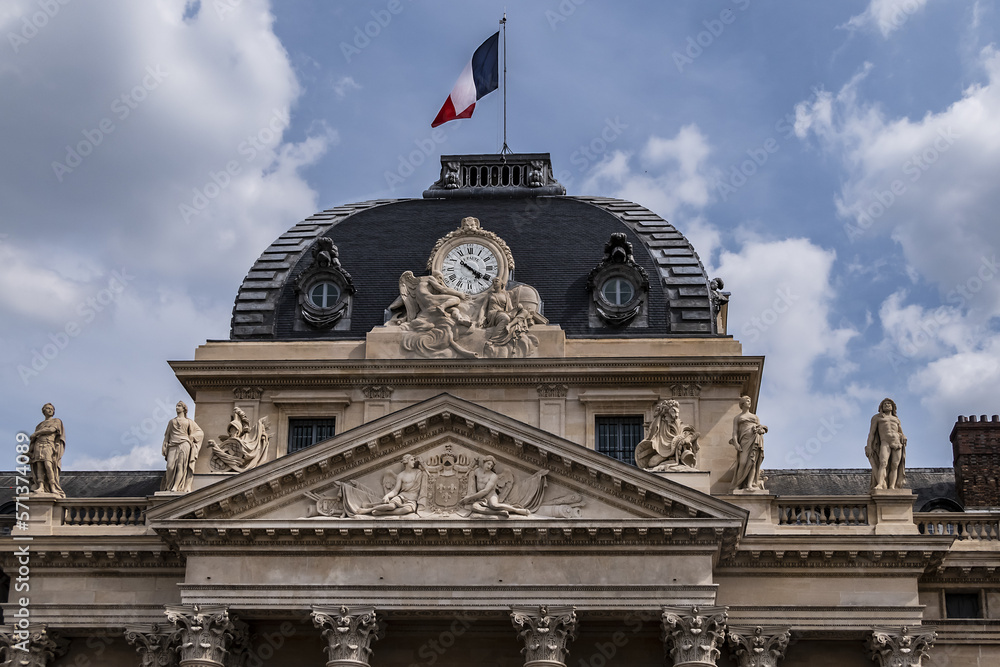 Obraz premium Architectural fragment of the central building of the Paris military school (Ecole Militaire), founded in 1750. Paris, France.